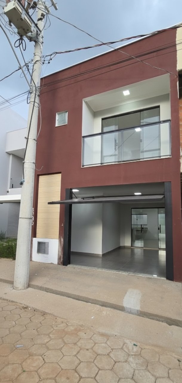 Aconchegante casa geminada no Centro de Tarumirim