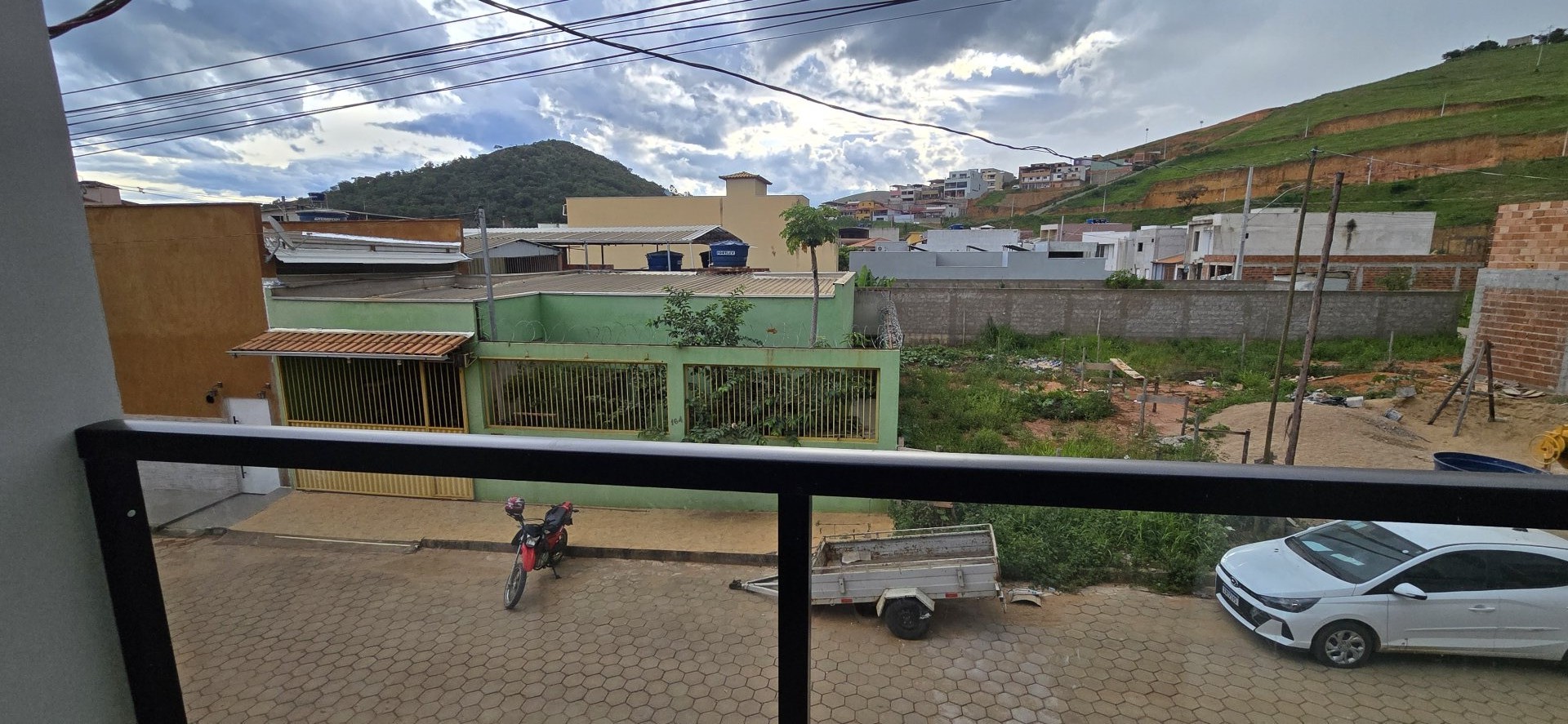 Aconchegante casa geminada no Centro de Tarumirim